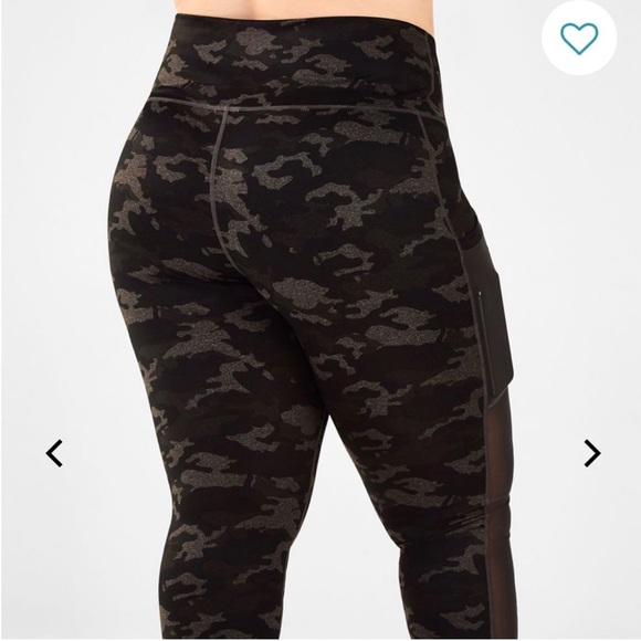 Fabletics on the go high-waisted pocket Capri Grey Camo - Picture 3 of 12